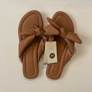 Super cute and comfy sandals!